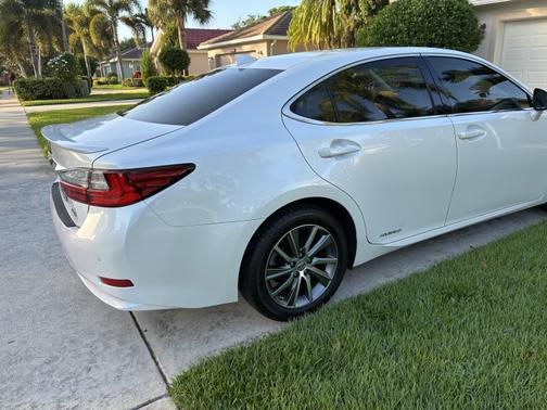 2017 Lexus ES 300h Base