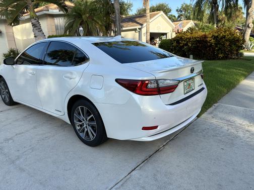 2017 Lexus ES 300h Base