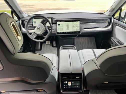 2024 Rivian R1S Adventure Quad-Motor Large Package
