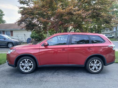 Red 2015 Mitsubishi Outlander SE