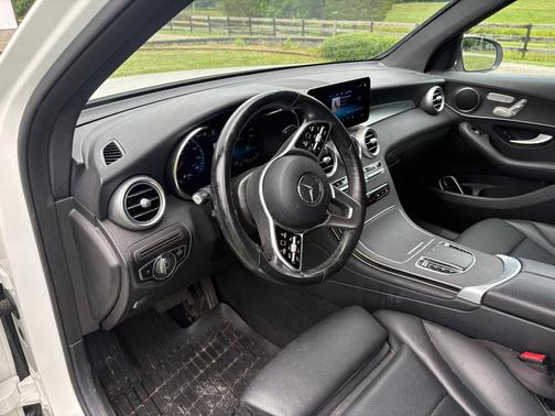 White 2022 Mercedes-Benz GLC 300 4MATIC