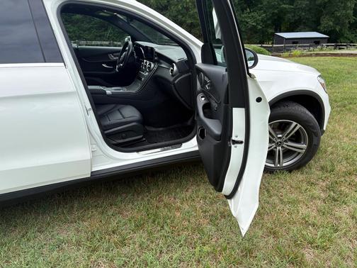White 2022 Mercedes-Benz GLC 300 4MATIC