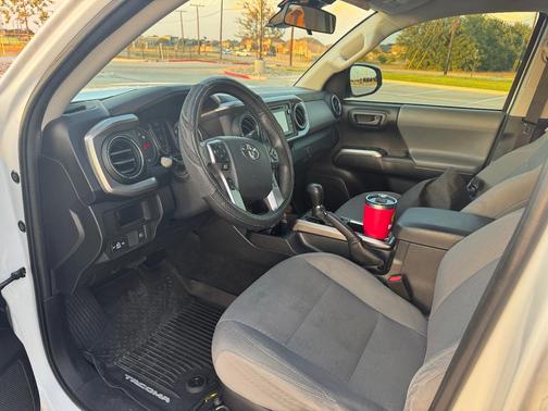 White 2019 Toyota Tacoma SR5
