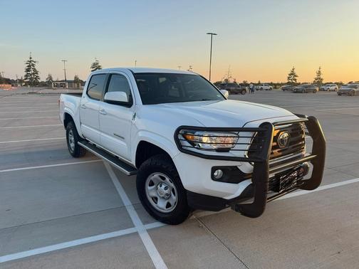 White 2019 Toyota Tacoma SR5