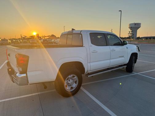 White 2019 Toyota Tacoma SR5