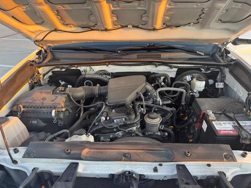 White 2019 Toyota Tacoma SR5