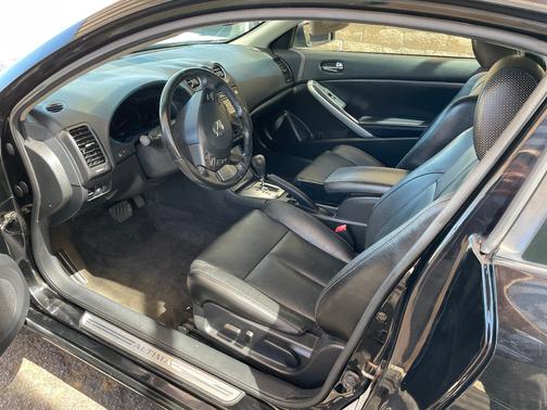 Black 2010 Nissan Altima 3.5 SR