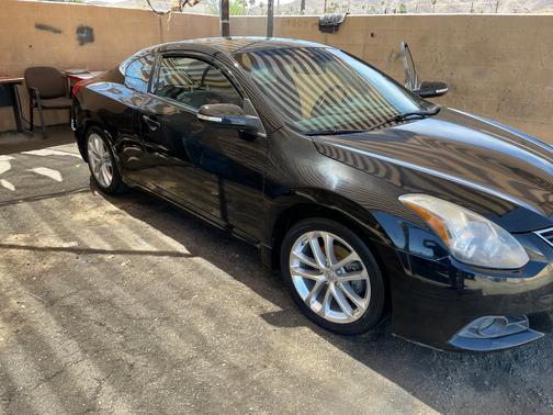 Black 2010 Nissan Altima 3.5 SR