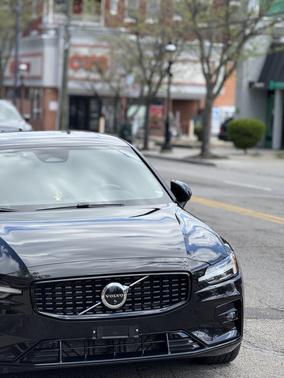 2024 Volvo S60 B5 Plus Dark Theme