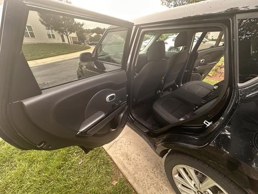 Black 2018 Kia Soul +