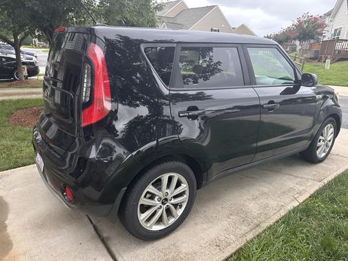 Black 2018 Kia Soul +