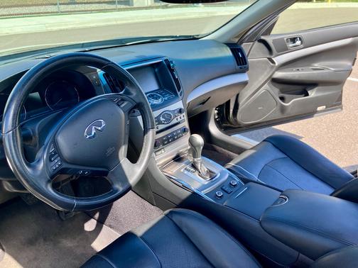 Black 2013 INFINITI G37 x