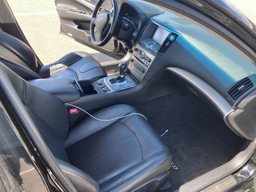 Black 2013 INFINITI G37 x