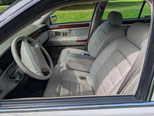 White 1996 Cadillac DeVille Base