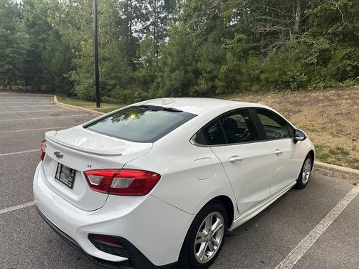 White 2016 Chevrolet Cruze LT