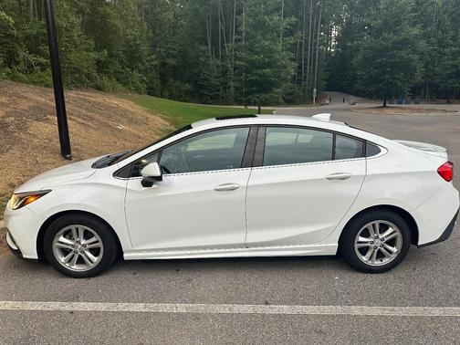 White 2016 Chevrolet Cruze LT
