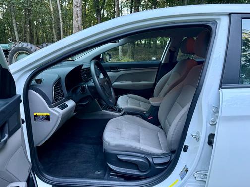 White 2017 Hyundai ELANTRA SE