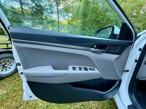 White 2017 Hyundai ELANTRA SE