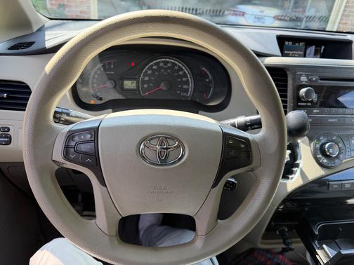 2011 Toyota Sienna LE