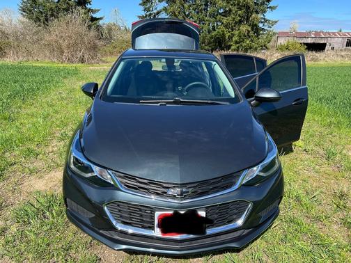 Gray 2018 Chevrolet Cruze LT