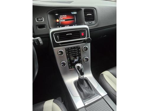 2017 Volvo V60 Cross Country T5 Platinum