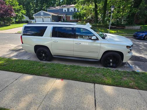 White 2015 Chevrolet Suburban 1500 LT