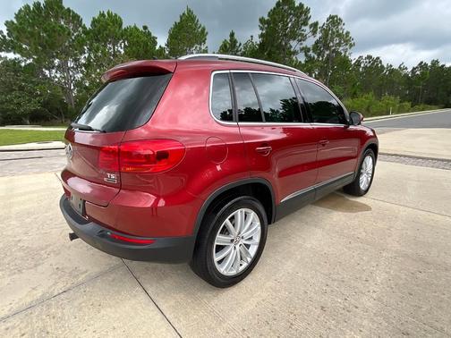 Red 2016 Volkswagen Tiguan SE