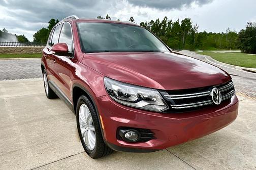 Red 2016 Volkswagen Tiguan SE