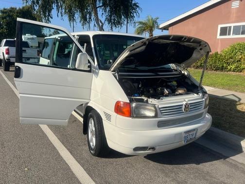 White 2002 Volkswagen Eurovan MV