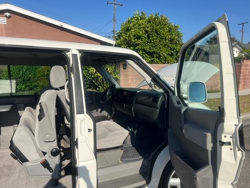 White 2002 Volkswagen Eurovan MV