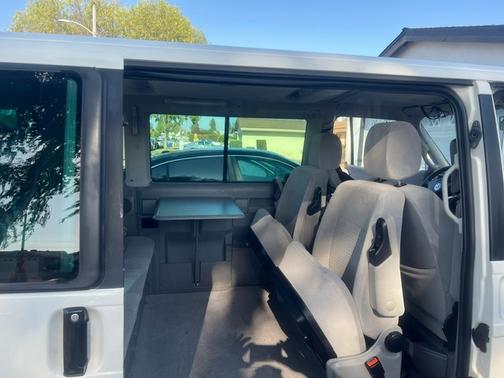 White 2002 Volkswagen Eurovan MV