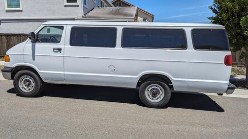 White 2000 Dodge Ram Wagon 3500 Maxi Wagon