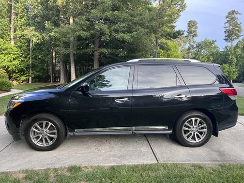 Black 2015 Nissan Pathfinder SL