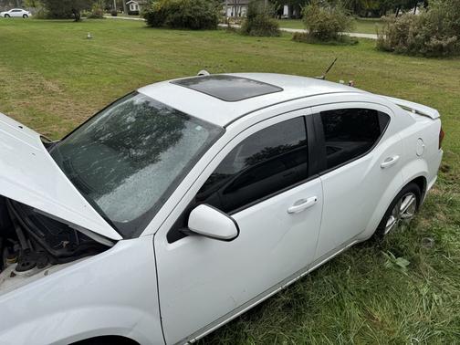 White 2012 Dodge Avenger SXT