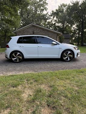 White 2019 Volkswagen Golf GTI 2.0T SE 4-Door