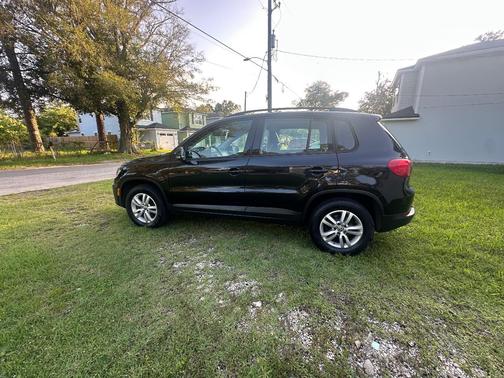 Black 2016 Volkswagen Tiguan SE