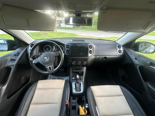 Black 2016 Volkswagen Tiguan SE