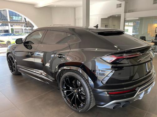 Black 2021 Lamborghini Urus Base