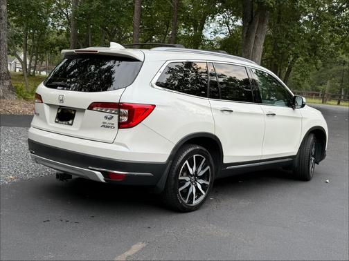 White 2019 Honda Pilot Elite