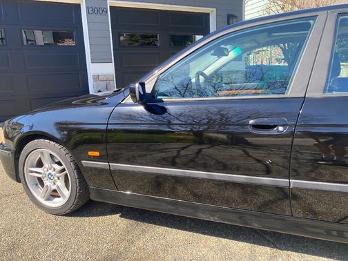 Black 2000 BMW 540 i