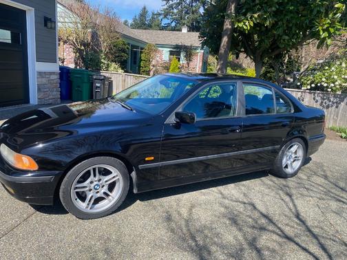 Black 2000 BMW 540 i