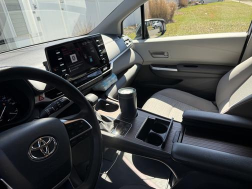 2021 Toyota Sienna LE 8 Passenger