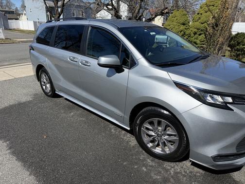 2021 Toyota Sienna LE 8 Passenger