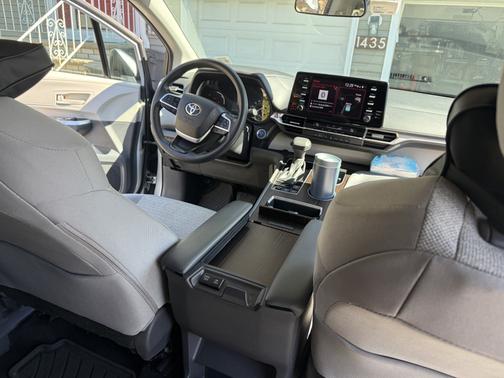 2021 Toyota Sienna LE 8 Passenger