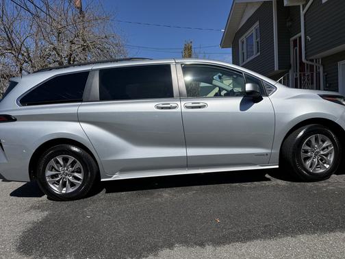 2021 Toyota Sienna LE 8 Passenger