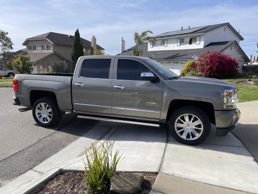 Photo 3 of 14 of 2017 Chevrolet Silverado 1500 High Country