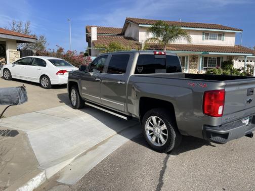 Photo 4 of 14 of 2017 Chevrolet Silverado 1500 High Country