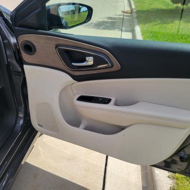 Photo 2 of 11 of 2015 Chrysler 200 C