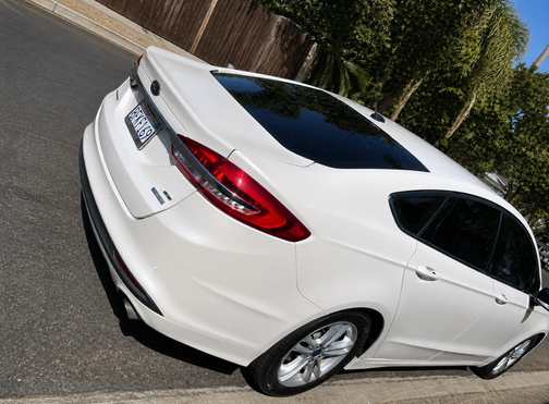White 2018 Ford Fusion SE