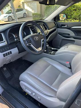 Gray 2016 Toyota Highlander XLE